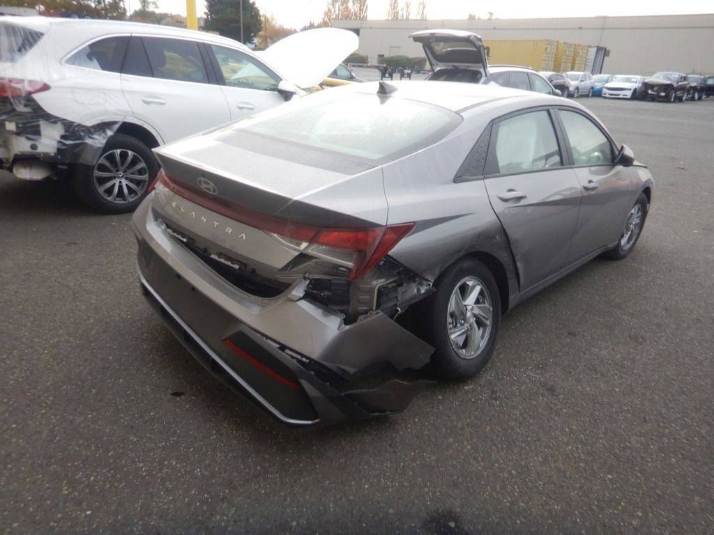 للبيع النترى موديل 24 بانزين محرك 2000 حادث خفيف خلفي سياره جديد دخول جديد بدون رقم تترقم باسمك مباشر مكانها سامراء او بغداد 
سعرها 145 باقي التفاصيل واتساب او اتصال ***********
