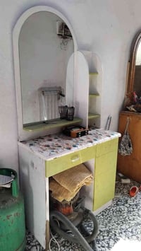 ميز مرايه نضيف يحتاج ترميم  سعره ٣٠ الف  الشراي يتصل الرقم بي وتساب  0...