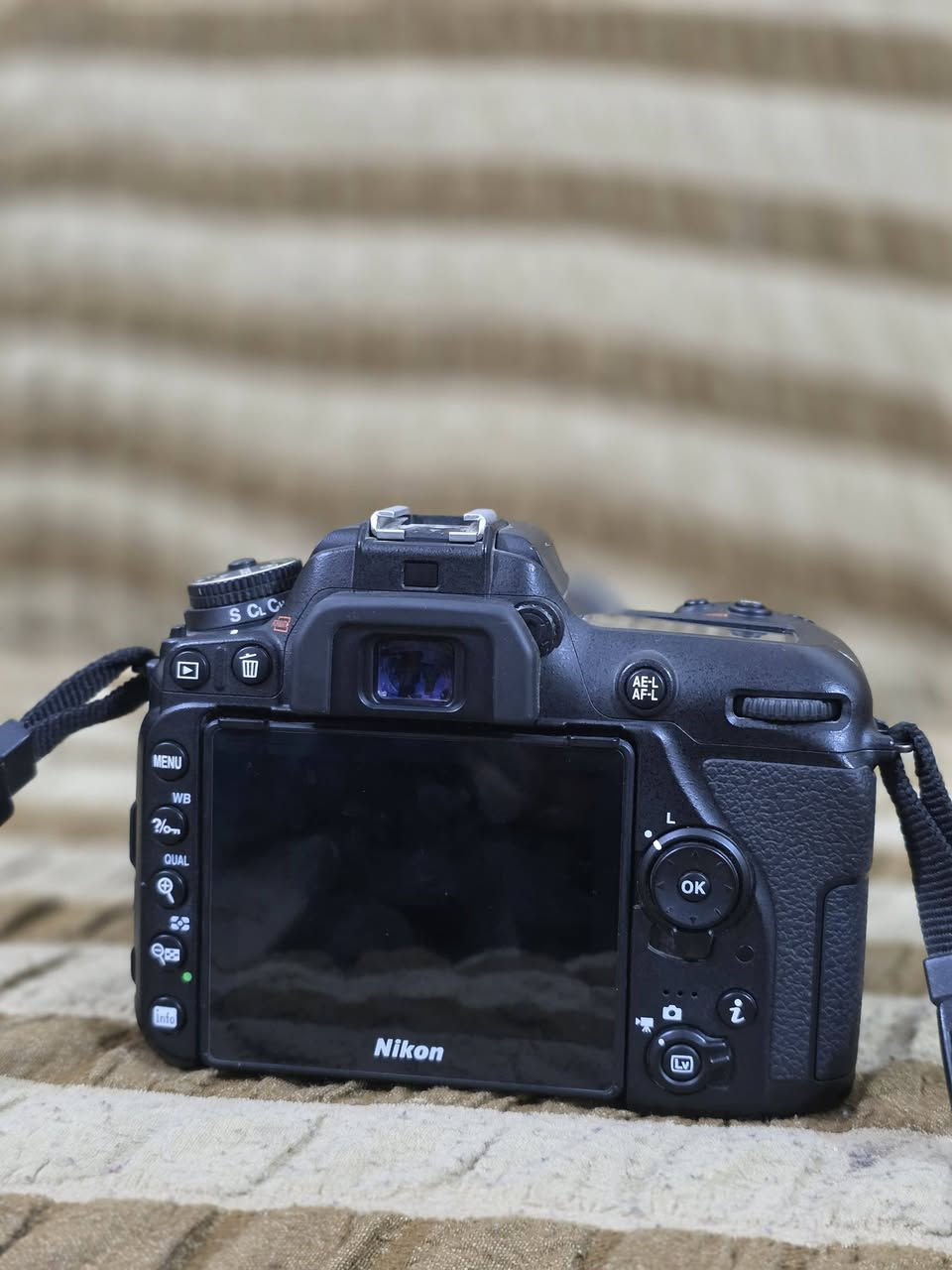 كاميرا للبيع
نيكون D7500 نظافة فول 
***********
