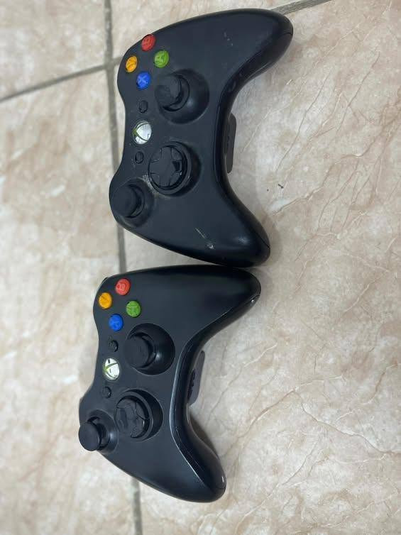 جهاز xbox 360مهكر عليه اكثر من 200 لعبة وية كامل غراضة جوستكات اصلية ثنين ومحولته مكاني السيدية *********** السعر 120الف
