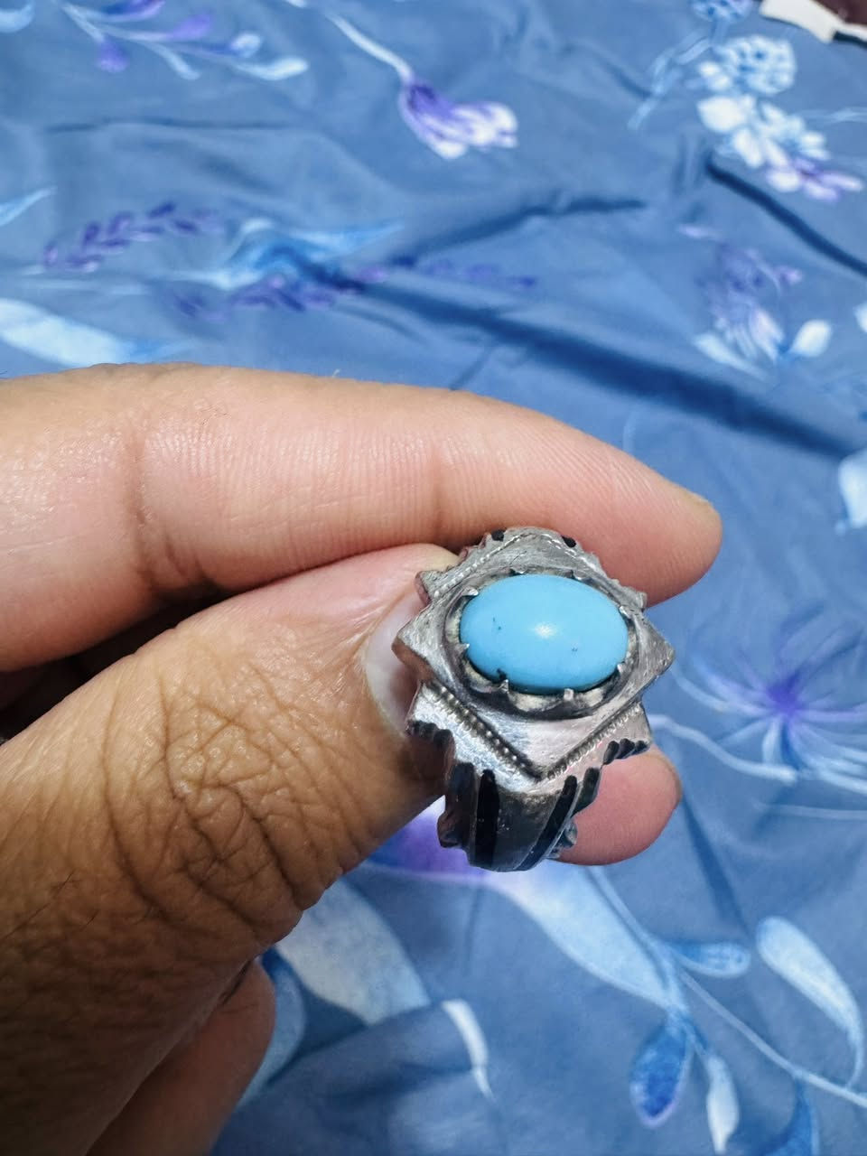 السلام عليكم 
فيروز نيشابوري الاصلي قديم صياغة ثقيلة 
السعر 200 دولار
العنوان كربلاء 
للاستفسار ***********
