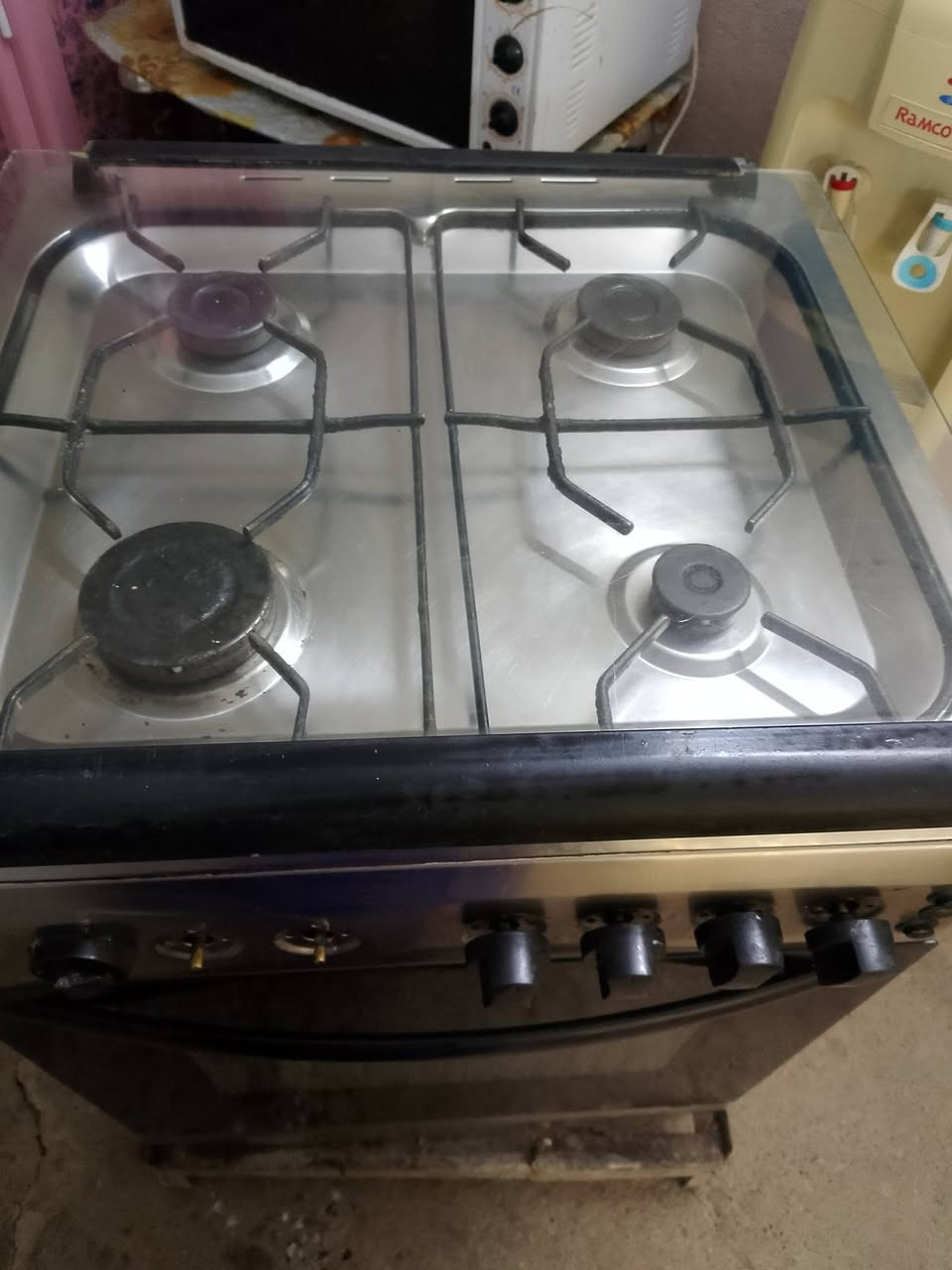 السلام عليكم طباخ للبيع السعر ٥٠ وبي مجال شرط كلو شغال ولعيون زرق والفرن شغال ونضيف بس بي عيب عين وحده بلطباخ اتنفس ينرادلها تصليح للاستفسار ***********
