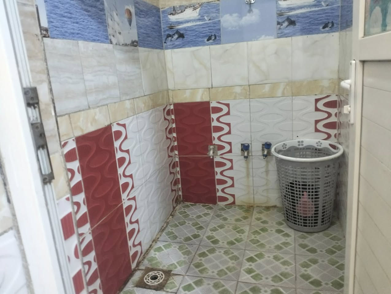 بيت لبيع مساحه 75بيت بناء جديد  بي غرفتين كبار وحده فوك وحده جوه صحيات داخليه خارجيه ارظيه بورسلين بيت جاهز ربع متصرف عليه سعر 55وبي مجال  مكان زعفرانيه دور صحه نزله مال جواد شهيلي يبعد عن تبليط 100متر الاستفسار ***********
