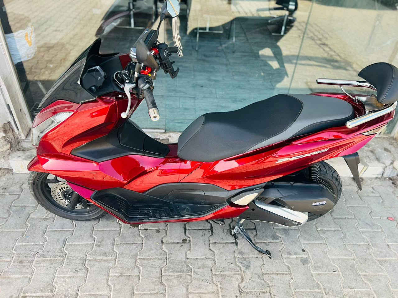 السلام عليكم دراجه pcx الجبل الرابع صارله شهرين نازله الدراجه 160 تدفئه يدات حساس زدحام كله شغاله شوفتك عينكم الدراجه مغلفه ppF الشراي *********** السعر 32 وبيه مجال
