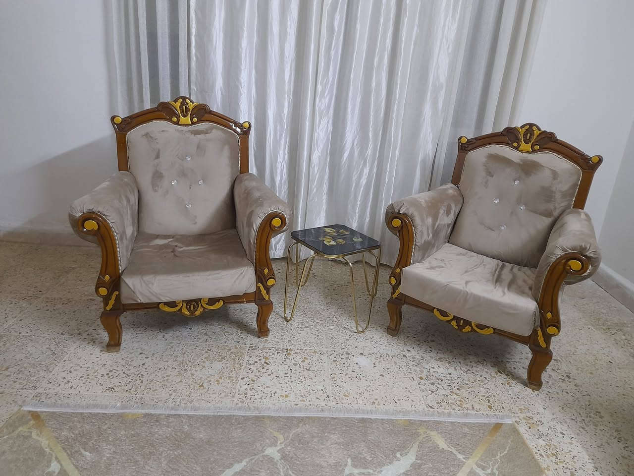 قنفات 6 قطع  للبيع نضيفات عيب مابيهن سعر 350 بي مجال شراي خابر رقم ***********

