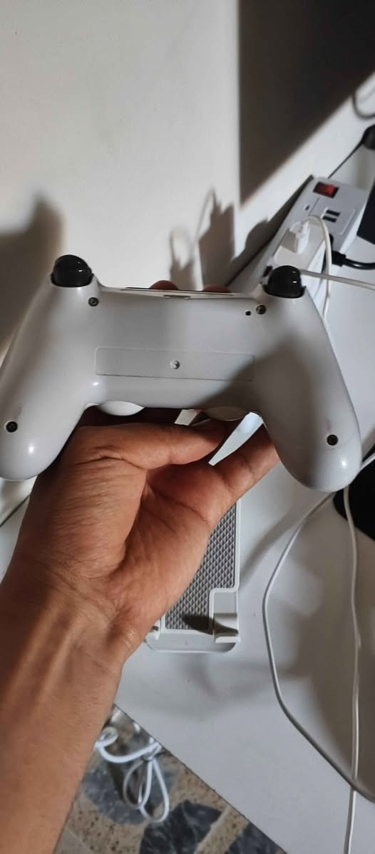 السلام عليكم للبيع يد بلايستيشن 4 أصلية (DualShock 4) باللون الأبيض المميز (Glacier White).
الحالة: مستعملة نظيفة جداً وبحالة ممتازة (نفس الصور تماماً).
الأداء: الأزرار والجيرات (Analog sticks) شغالين 100% بدون أي تعليق أو درفت (Drift).
النوع: أصلية بالكامل (شركة سوني)، بطاريتها ممتازة وتدوم طويلاً.
الموقع: أربيل.
السعر المطلوب: 35,000 دينار عراقي (قفل).
للتواصل والاستفسار يرجى مراسلتي على الخاص. أربيل, العراق


**إذا كنت صاحب هذا الإعلان وتريد حذفه لأي سبب، رجاءا أرسل رسالة إلى الدعم الفني**