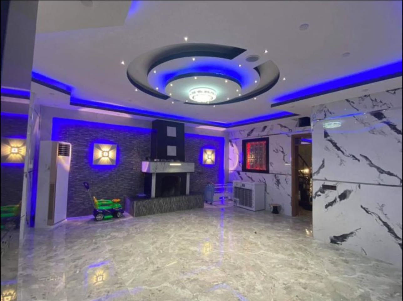 دار للبيع حي الذهبي مساحه 120 متر واجهه 6.5 متر 
شارع 12 متر موقع مميز 3 طوابق 
سعر مناسب بس 165 مليون وبي مجال  
4 غرف نوم وهول واستقبال وكراج كبير نوفير عدد 4 وخدمات وغرف سويت 
للإستفسار مراجعة المكتب او الاتصال على الأرقام التالية   عمار العبيدي   

***********

*********** واتساب

  ايمن   

 ‏‪0750 214 4093‬‏    ‏

‏‪0775 630 2993‬‏ واتساب

   اوس 

‏ ‭0770 287 3744

‏  ‬ ‭0750 219 5078‬    

ابو سند 

‭0 775 714 2899‬

عنوان المكتب حي النور سايدين دانية ماركت مقابل افران الرائد   #الرواسي_للعقار
