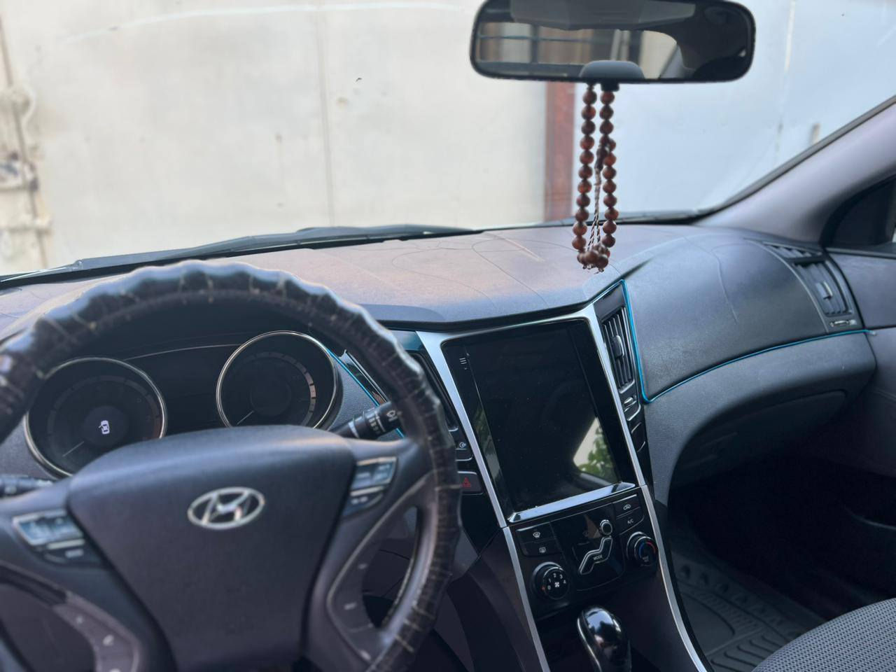 سوناتا موديل 12 وارد كندي رقم بغداد / 90 ورقه
فتحه سلايد / شاشه كبيره مع كامره دوراه / لايت زنون /  تدفئه كشنات امامي وخلفي / كشن سائق كهرباء/ كير محرك تبريد صدر سياره جاهزه بدون اي نقص  / مكاني بغداد تقاطع درويش ***********  تفاصيل موجوده بالسونار
