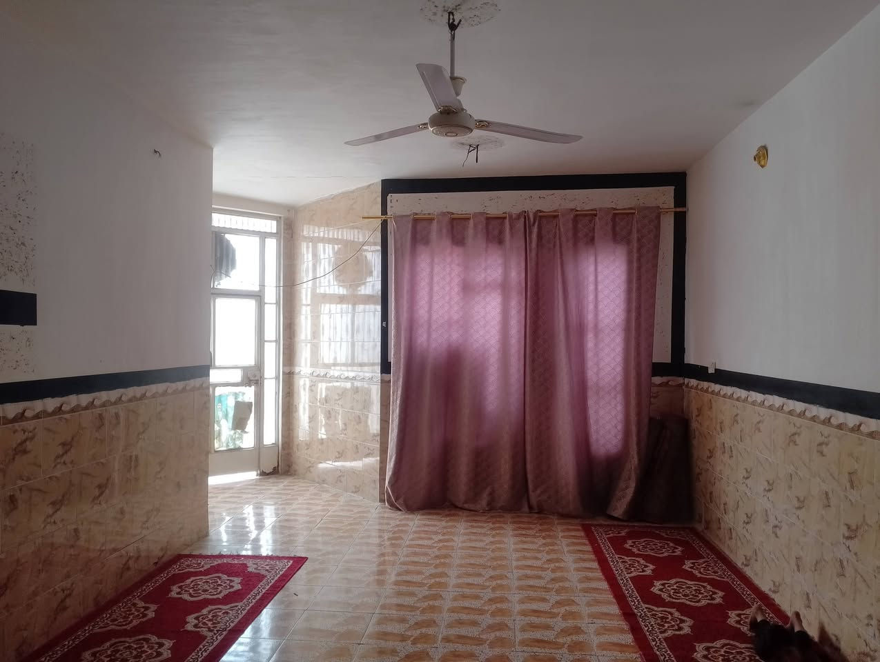 سِلَآمً عٌلَيَکْمً لَلَبًيَعٌ 

يتكون من 3غرف

صاله وستقبال ومطبخ

صحيات داخل وخارج

المساحه 250

يقرب من الشارع العام 150متر

قرب بيت سيد جواد  
 
البناء بلوك والسقف صب 

الستفسار رقم.   {***********}
