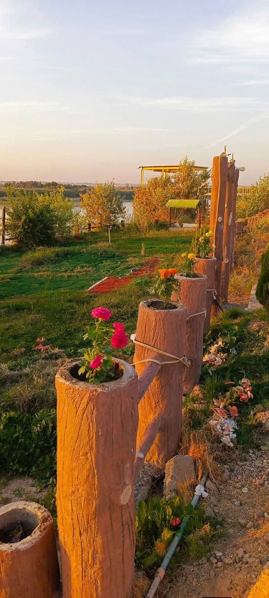 بيت للبيع مساحه الارض مايقارب دونم واجها ع نهر 80 متر مكون من استقبال 4×10 +غرف عدد2+هول وصحيات  داخل وخارج  حديقة 10،×30 خدمات ماء كهرباء  السعر 42  العنوان ناحية القيارة قرية خباطة للاستفسار ***********////***********
