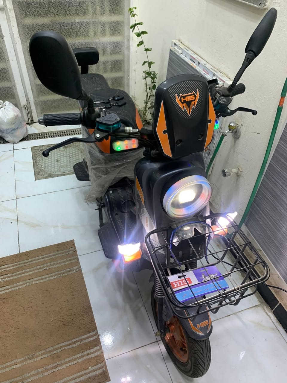 دراجة شحن نظيفة جداً خمس بطاريات للبيع اسمها HIS حجمها ٩٠٠ موديل حديث تايرات جديدة و بطاريات نظيفة و سرعتها اربع نمر كهربائيات نظيفة جداً لايت و إشارات وهورن و بك و بريك هيدروليك و لايت عالي و ناصي و حامل موبايل مع درع يحمي الدراجة و سلة امامية 
و الدراجة ؏ البلاد لم يصلح فيها شيء و الإشاير خلفية و امامية مع وجود الشاحنه الأصلية و تم بيعها لعدم حاجتي لها و السعر ٤٥٠ الف علماً اشتريتها ب ٦٠٠ الف
للاتصال  ***********
