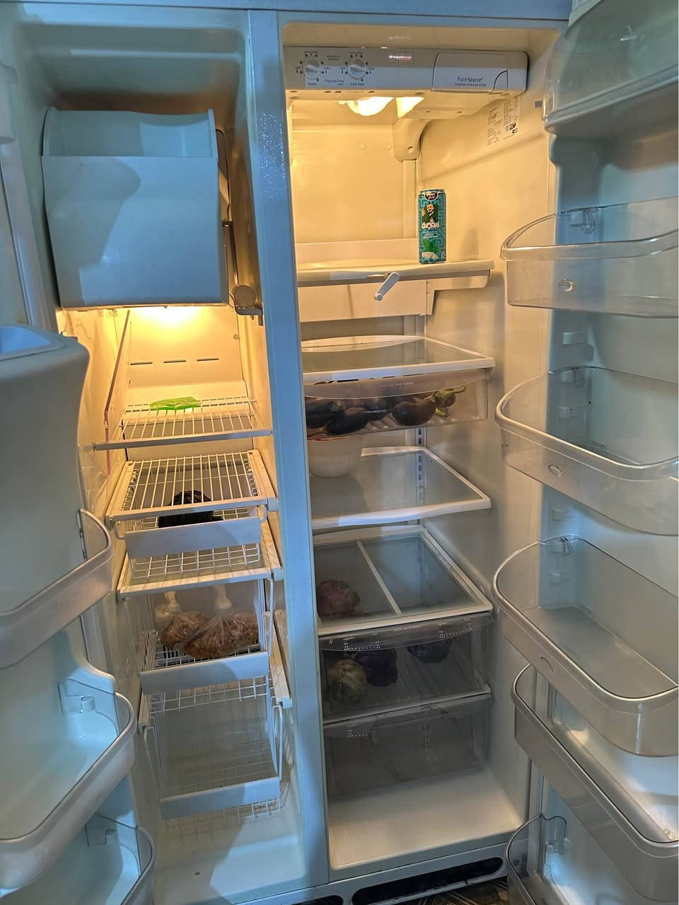 ثلاجة Frigidaire Gallery(2بابين)أمريكيه
الغنية عن التعريف نضيفه جدا كدامكم صور
📌مواصفاتها 
1️⃣تبريد ثلج مضبوط+ تصنع مكعبات ثلج🧊
2️⃣منظومة Pure Source:تحتوي على فلتر ماء وتصفيه داخليه للمي و ثلج والروائح 
3️⃣لوحة تحكم ذكية: تكدر تتحكم بدرجات الحراره بسهوله تحدد الانظمه
4️⃣تصميم راقي: مظهر خارجي فخم يليق لكل مطبخ + مساحة تخزين واسعه
الثلاجة معروفة بقلة أعطالها وموادها القويه

مكاني نجف ناحية الحيره 
للتواصل ***********

#ثلاجة #نجف النجف, العراق

