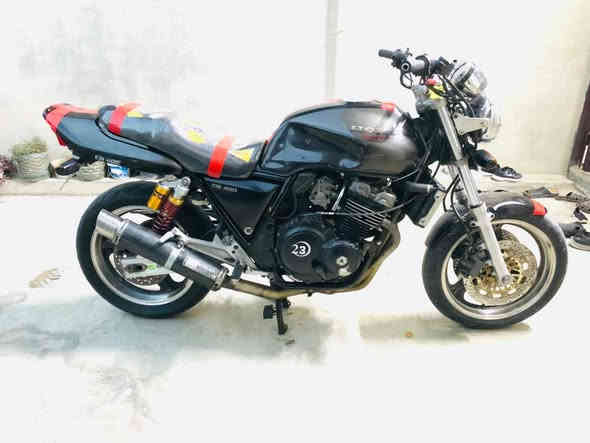 سلام عليكم دراجه CB 400 كامل مكمل دراجه خرسه محرك كاتم كهربائيات كامل دراجه ما ناقصه بس خيال واطلع
 تايرات جديد  صالنصه رياضي صوته كلش حلو  مكاني كركوك سعر (واحد ونص)مو شراي لا تراسلني ***********
