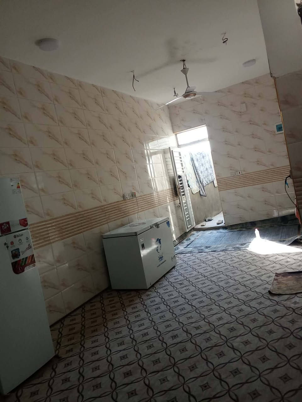 بيت للبيع 100 متر عرصات حجي هندي حولي الخصيمه مشمول بتطويب معامله كامله يم البلدية يحتوي على غرفه وصاله وصحيات ومطبخ بارد وحار واستقبال تبليط بلباب خدمات كامله سند 25 واجهيته 5 والعرض 20 بتبليط وشارع العام خلف مولده نصير مباشرة كل الخدمات متوفره سكف عكاده رباط؟ كونكريت اخوان الله شاهد بيع مستعجل كلش اريده 38 مو تجون بس تعاملون..! 
فقط للشراي يتفضل خاص وبيكم خير وتدللون
