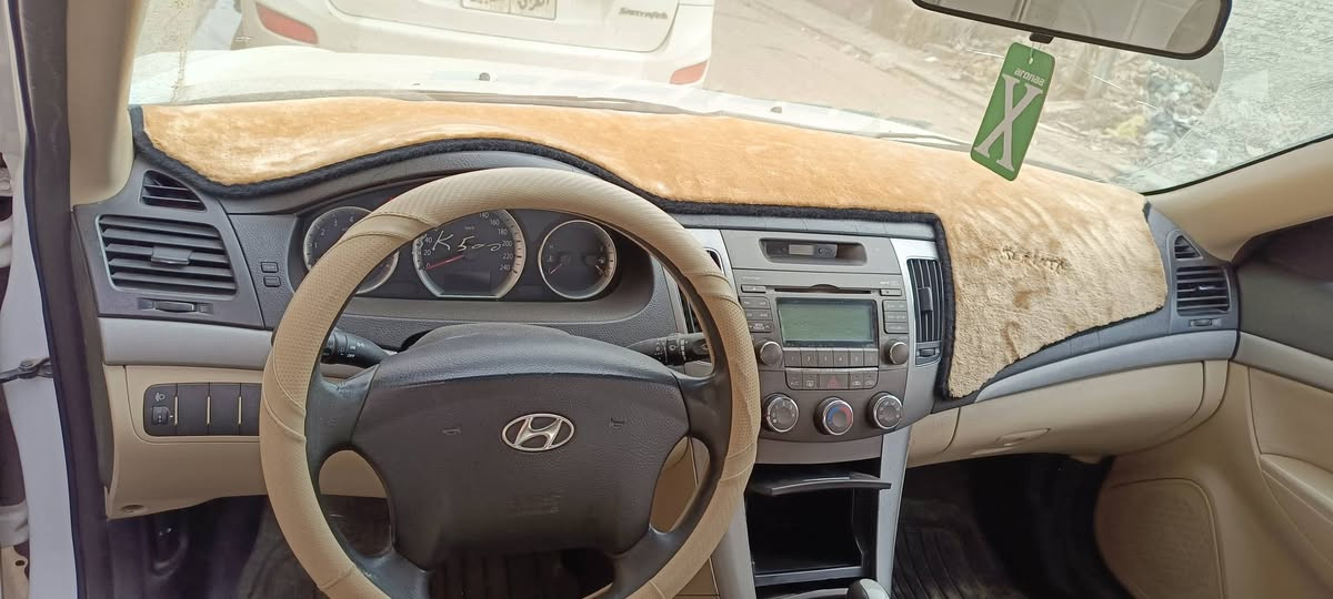 السلام عليكم 
سوناتا 2009
خليجي 
بيها چاملغ ايمن لكدام 
والبنيد مفتوح 
وصبغ نص الچاملغ الخلفي  
السياره نضيفه 
وهيه معروفه مواصفاتها 
فد الكير بي تأخير 
رقم سليمانيه انكليزي 
سعر 115 وبيها مجال 
***********
متوفر واتساب
