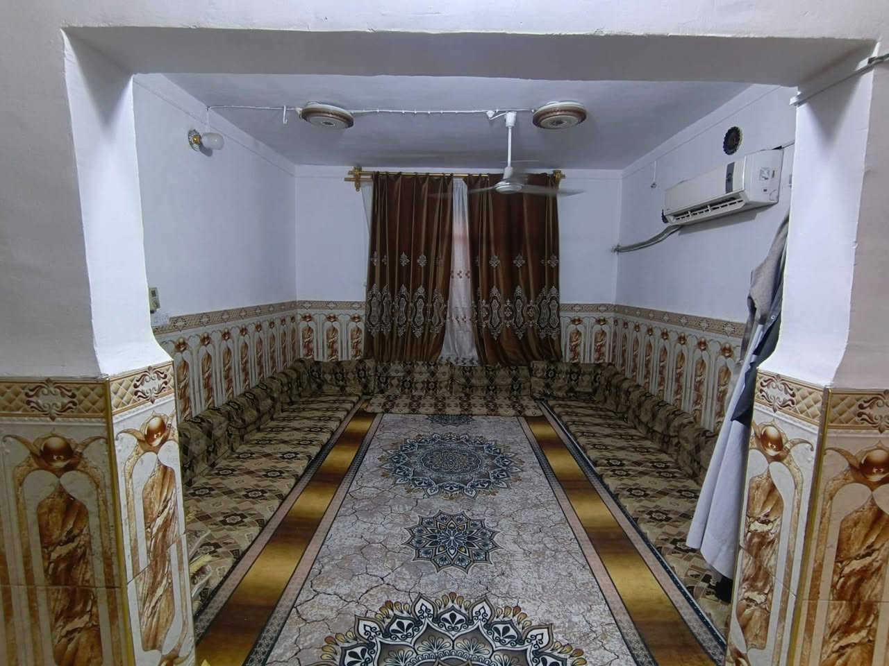 السلام عليكم
دار للبيع مساحة 125 متر خلفي طابقين يحتوي فالطابق الأول على استقبال وغرفه نوم ومطبخ وصحيات خارجية وداخلية والطابق الثاني يحتوي على ثلات غرف نوم وصحيات مشتركة 
المكان حي العسكري العابد قرب السوق السعر 95 وبي مجال للاستفسار الاتصال على الرقم ‏‪0782 624 1061‬‏
