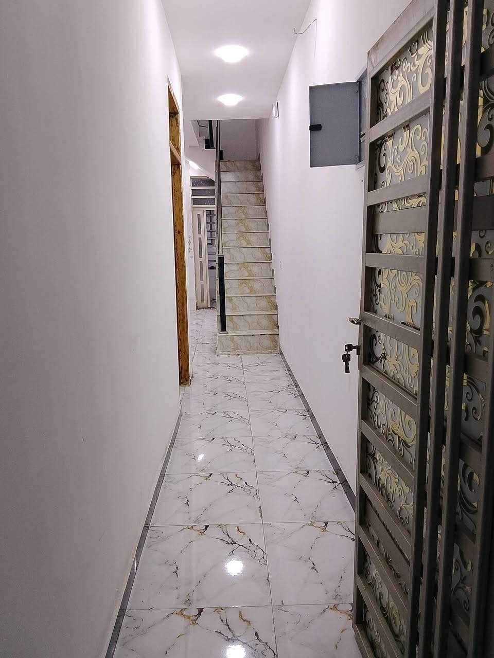 بيت للايجار
بيت 100متر طابق واحد  يحتوي على استقبال مع هول ومطبخ حار وغرفة نوم وحمام داخلي وخارجي ودرج وسطح.... العنوان نهاية أربع شوارع قرب مخبز جنات الغير كاع ابو ريسان وللاستفسار الاتصال بالرقم ***********
