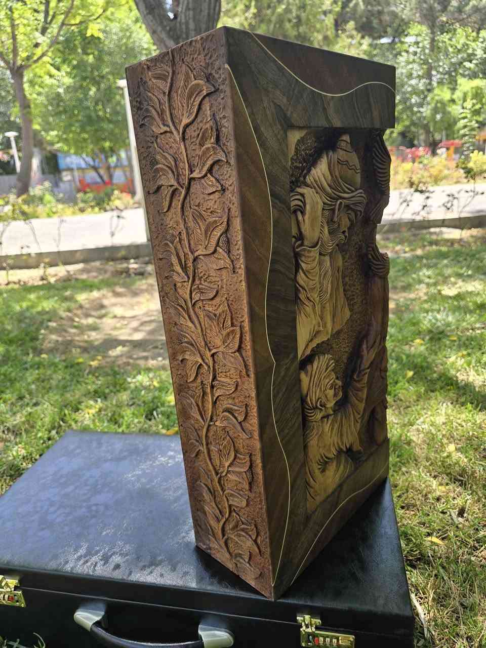 طاولي منحوت يدوياً تماماً و باسلوب بارز وعلى خشب الجوز.

 قياس القطعة 60×60 CM و وزنها التقريبي 9KG 

القطعة عبارة عن تحفة فنية بمعنى الكلمة. بغداد, العراق


**إذا كنت صاحب هذا الإعلان وتريد حذفه لأي سبب، رجاءا أرسل رسالة إلى الدعم الفني**