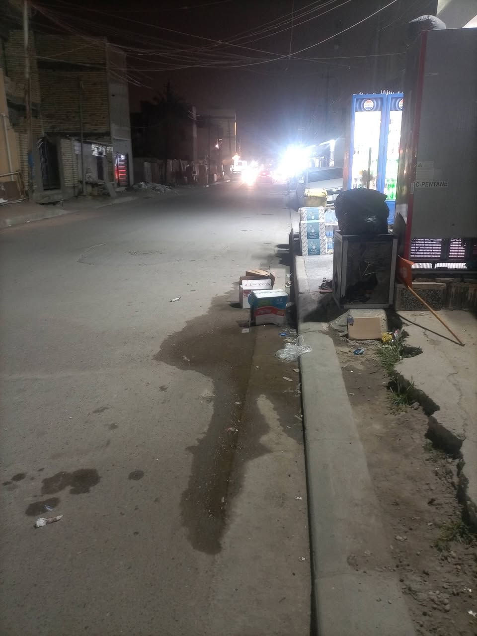 للبيع ملك صرف المساحه ٦٥ متر يحتوي على صاله ٥×٤ غرفة نوم٥×٤ طرمه مطبخ صحيات محل معزول عن البيت الطابق الثاني غرفتين نوم ٥×٤ صب مسلح الثانيه ٤مربع الجدران بناء السقف سندويج حمام  +ممرالطول ٥ العرض ٢ متر سطحين على الشارع العام الشرطه الخامسه  شارع المدارس مقابل مول العائله سعر مناسب جدا***********
