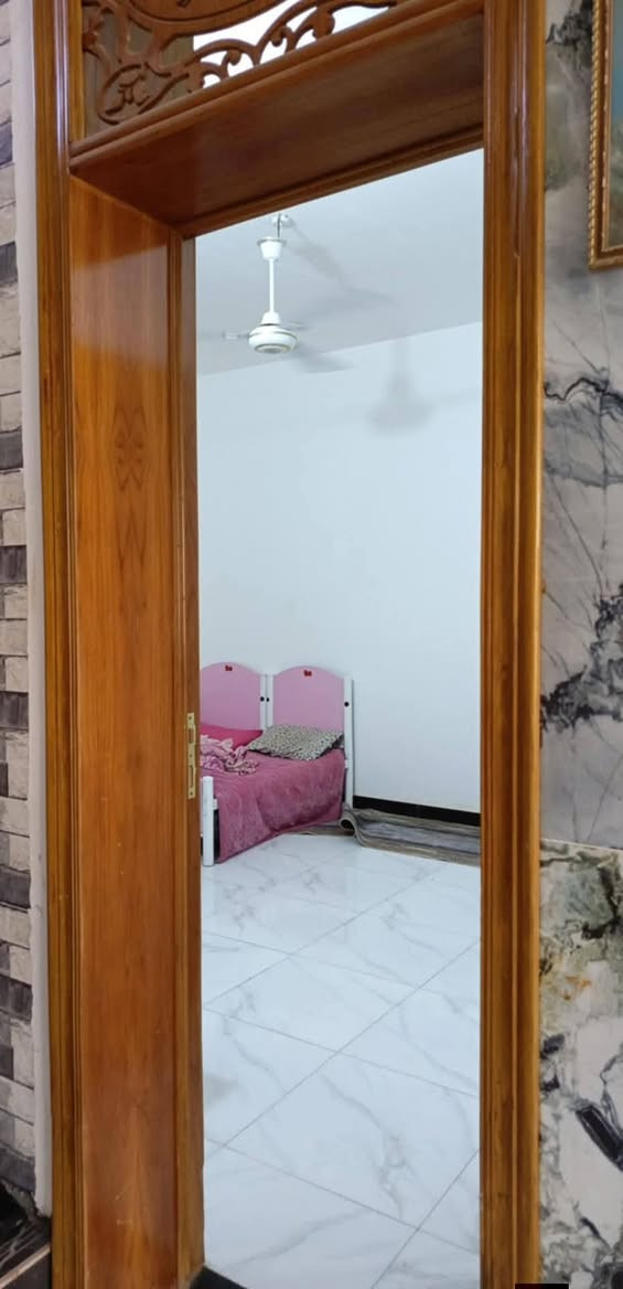 السلام عليكم بيت للبيع المساحه 250 متر طابو ملك صرف المكان طوريج حي الحسين شارع المدرسه يقع عله شارع عرضه 25 متر خدمات كامله ماء مجاري تبليط رصيف البيت  جديد صار  شهر من كامل مابي اي نقص   ثنين غرف نوم ستقبال صاله مطبخ مجمع صحيات داخلي او خارجي منور حديقه  كراج سياره النتصال ***********
‏‪***********‬‏
