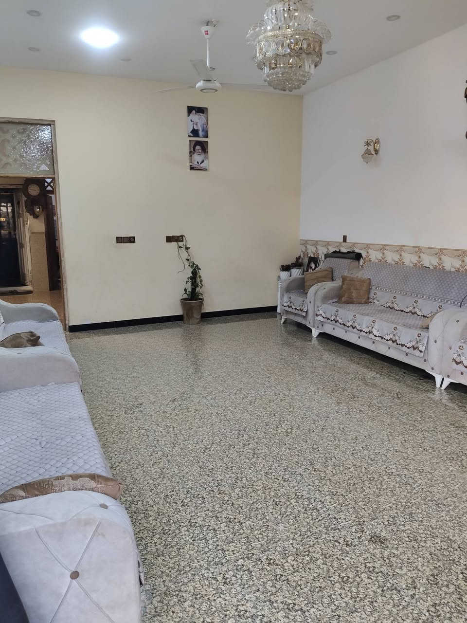 السلام عليكم اخوان.
بيت للبيع في منطقة الرئاسه بلزراعي خلف محطة الكهرباء اول شارع خلف شارع 20 المساحة 200م  يحتوي على استقبال ومطبخ بلوجه وصاله وغرفتين نوم وخدمات.
للاستفسار مراسله الصفحه او الاتصال ***********@
