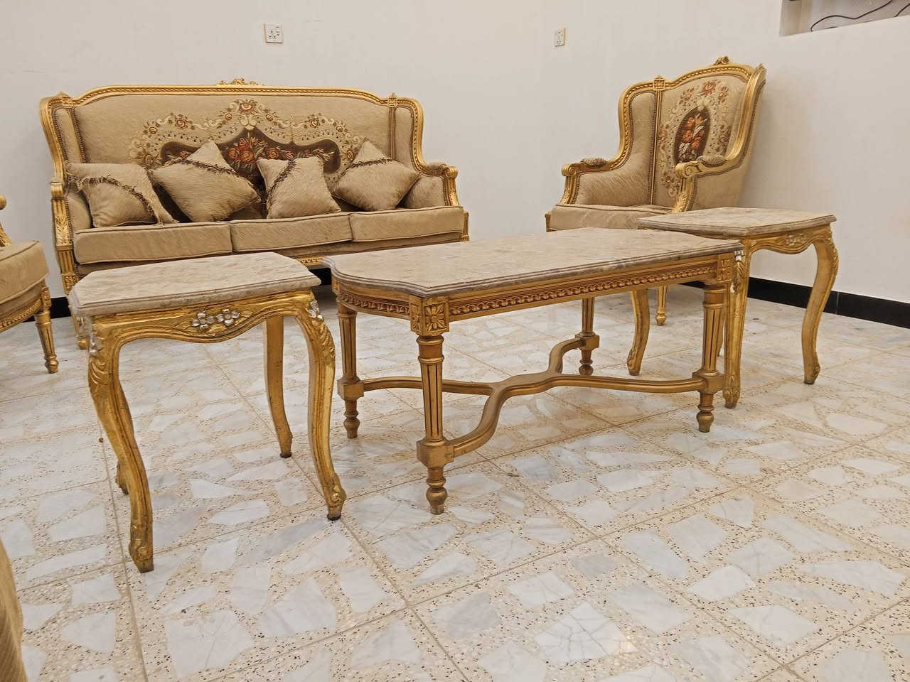 تخم زان بيمصري 10 مقعد النظافه جيده زائد طبلات وحده كبيره واثنين جانبيات زائد فاترينه المكان بغداد الاتصال على هذا الرقم واتساب اتصال***********
