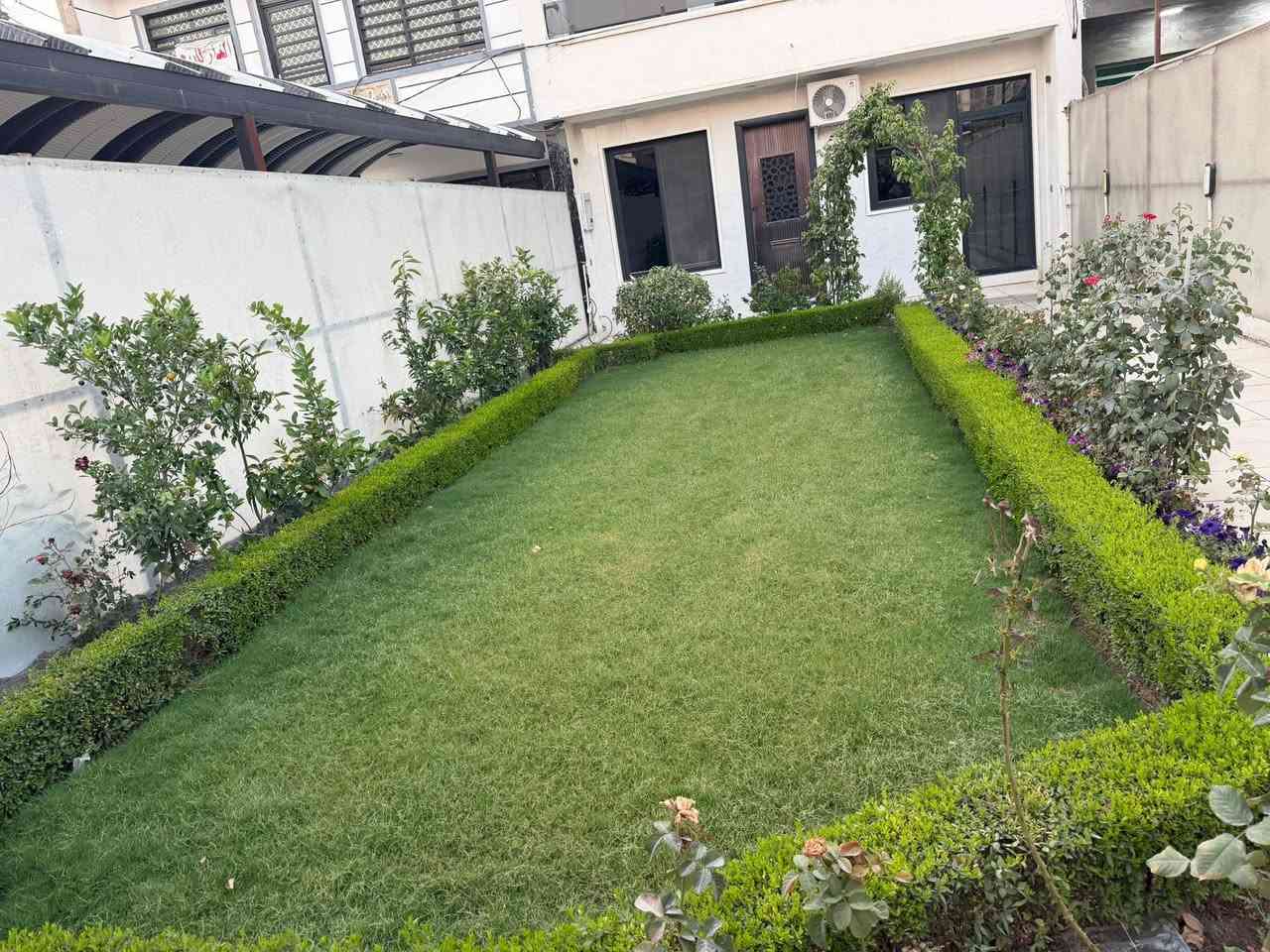السلام عليكم
� للبيع دار من المالك مباشرة 🏠

📍 دار سكنية بمساحة 50 متر
✨ يحتوي على تشجير داخلي وخارجي يعطي منظر جميل للبيت 🌿
✨ الكاونتر تفصيل ويبقى ضمن العقار
✨ عدد 4 سبالت مشمولة ضمن البيع

فرصة مناسبة للراغبين بالسكن أو الاستثمار.

📞 للاستفسار والتواصل:
***********

(البيع من صاحب العقار مباشرة)
