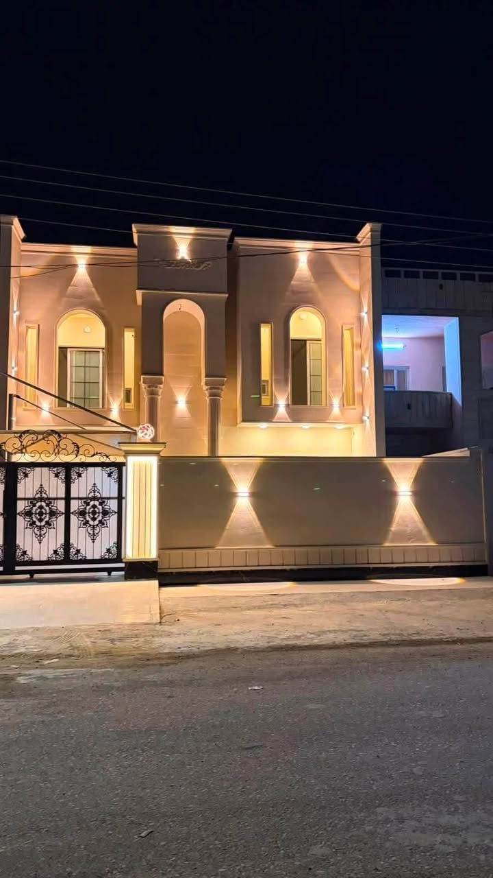 السلام عليكم.. ✨🧡 
#دار للبيع زيرو للبيع في حي الجامعة 🔷 
#مساحة 300 متر 
10*30
#مكون الدار. من 
4 غرف نوم 
#صالة+ استقبال 
#مطبخ حار+ بارد 
#حديقة + كراج 
#مجموعه صحية 4 + مناور 
#حجر+ سحب 
#بناء درجة اولى 
#شارع15متر 
#للاستفسار الاتصال على رقم
***********☎️ مكتب الأمين للعقار على شارع 60 مقابيل مجمع طيبة 2
