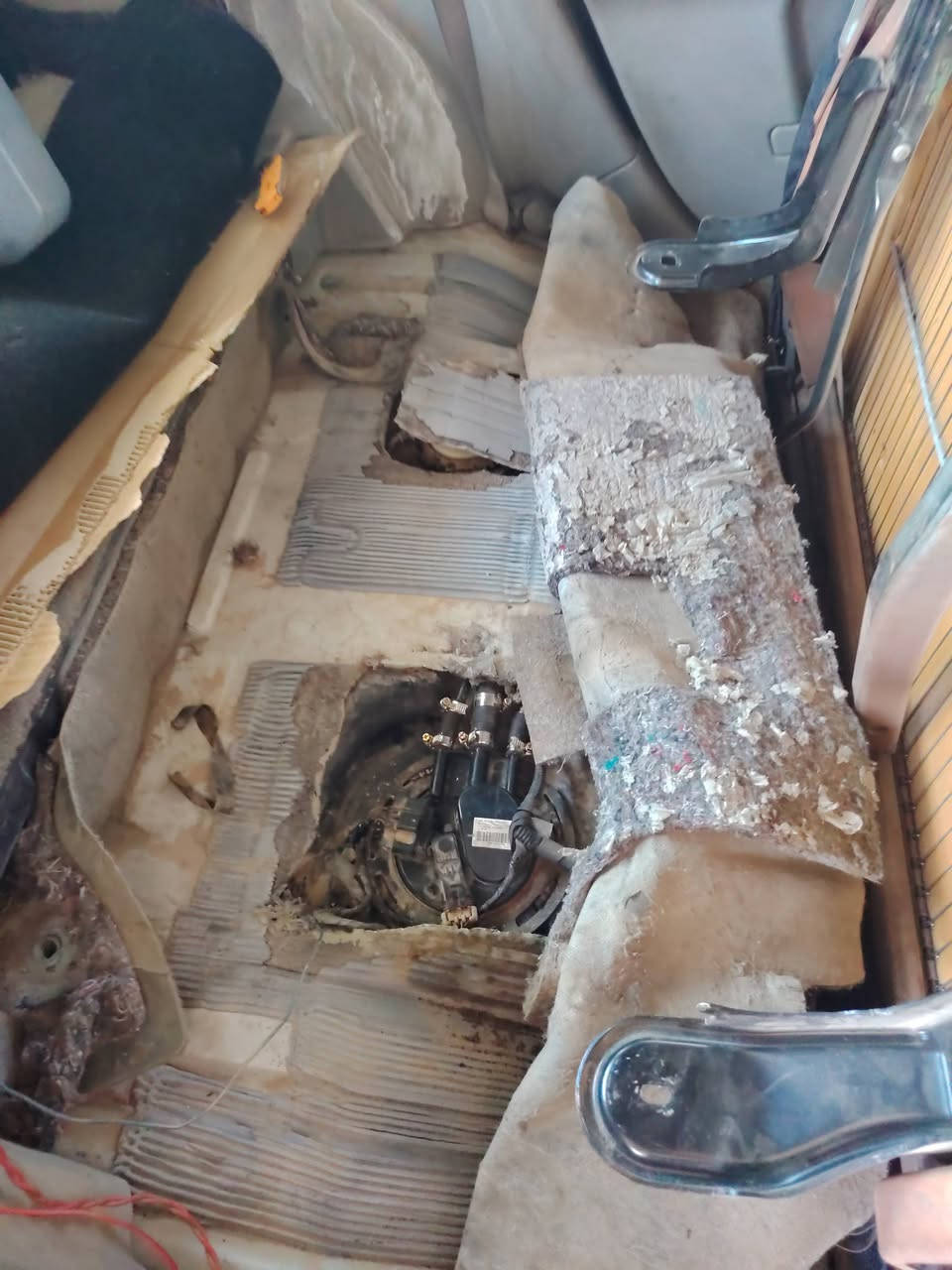 🔥🚗 إدامة منظومة البنزين بالكامل 🚗🔥

⚙️ تشمل أعمال الصيانة:

🔹 تشغيل ومعايرة كيج البنزين لضمان قراءة دقيقة لمستوى الوقود.

🔹 استبدال طوافات البنزين الجديدة (صناعة تايوان 🇹🇼) لضمان عمل المؤشر والمنظومة بكفاءة عالية.

🔹 تبديل فلتر البنزين لإزالة الشوائب وتحسين تدفق الوقود إلى المحرك.

🔹 استبدال فيت بم البنزين بقطعة ذات جودة عالية لضمان ثبات ضغط الوقود.

🔹 غسل وتنظيف علبة الفيت بم بالكامل وإزالة الرواسب والأوساخ المتراكمة داخلها.

🔹 استبدال صوندات دفع البنزين لضمان وصول الوقود بالشكل الصحيح ومنع ضعف العزم أو التقطيع.

🔹 فحص شامل لضغط منظومة الوقود والتأكد من سلامة جميع الخطوط والوصلات وعدم وجود أي تهريب.

🔹 تصفير الأعطال الخاصة بمنظومة الوقود والتأكد من كفاءة عمل السيارة بعد الصيانة.

💯 نستخدم قطع غيار ذات جودة عالية مع تنفيذ جميع الأعمال بدقة واحترافية لضمان أفضل أداء للمحرك واستهلاك وقود مثالي.

📍 ورشة أنور سوزوكي
كربلاء – الحي الصناعي – البلوك الثاني – شارع السايدين (سايد الدخول)

📞 ***********
📞 ***********

🚚 يتوفر خدمة توصيل لجميع المحافظات للقطع والحجوزات والاستفسار.
