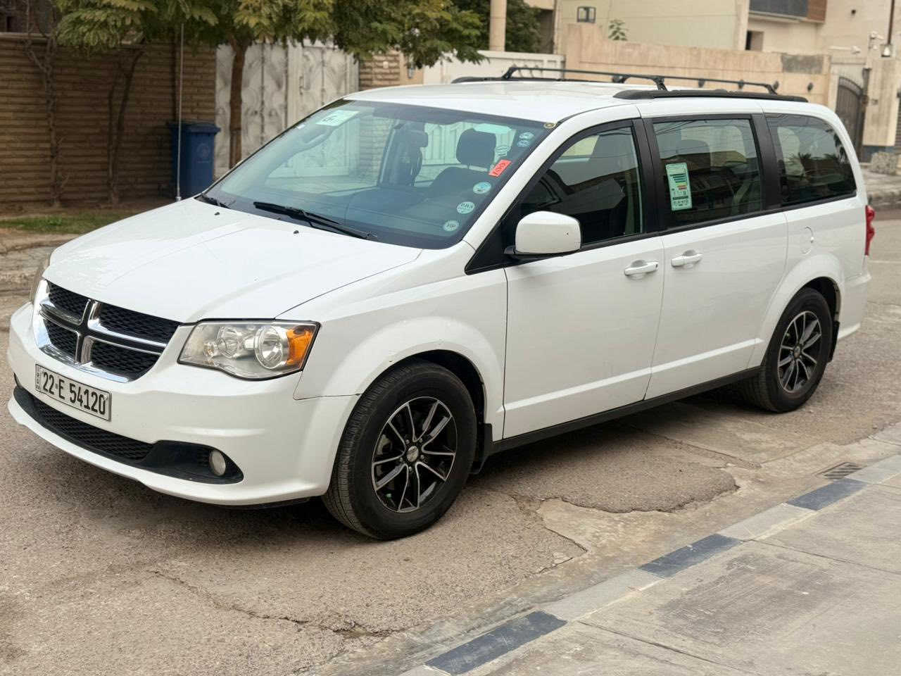 السلام عليكم
دوج كرفان 2018 وارد امريكي 
محرك 3600 V6 
7 راكب 
تشغيل عن بعد
بيبان خلفية كهرباء 
ماشية  65  الف مايل 
( حادثها بالمقدمة و رقم الشاصي و السونار مرفق بالصور ) 
رقم الشاصي 2C4RDGBG1JR243855

السعر 14,700 $
رقم اربيل 
مكانها بغداد / الاعظمية
***********
