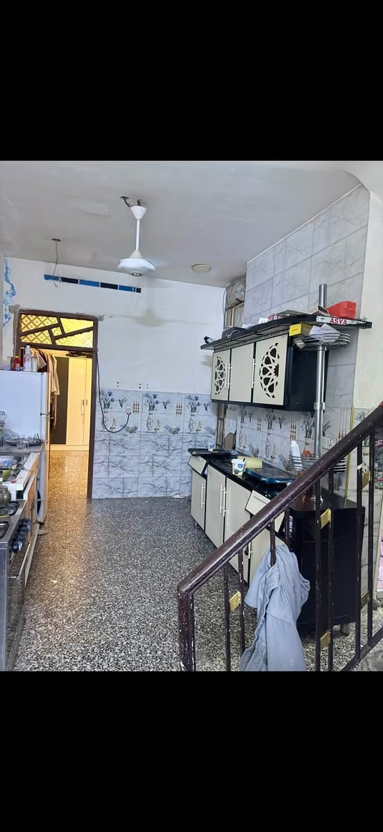 السلام عليكم بيت للبيع مساحة 75 متر  طابق ونص كامل من كلشي. كهرباء خطين مجاري شارع مقرنص لحد الباب يحتوي على غرفتين وحمام واستقبال ومطبخ   البيت   عنوانة الدوانم  صاير بين شارع ابو الاحرار. وشارع المدرسة ع شارع الرئيسي كلش قريب ع 5 كيلو  للاستفسار راسل ع رقم ***********
