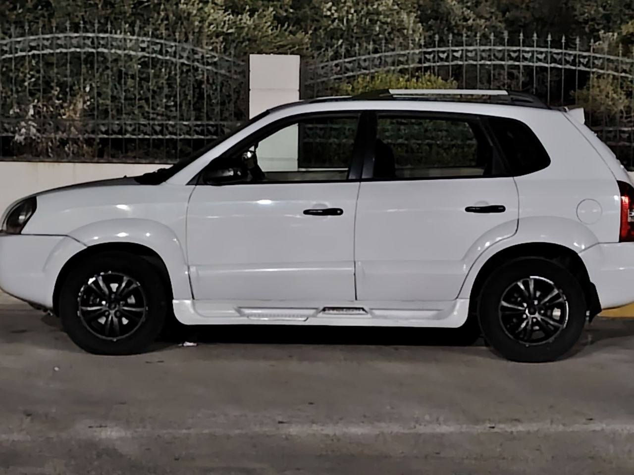 هيونداي توسان
موديل2010
رقم سليمانيه جديد ينتهي ب(2030)👍
دفتر بانزين بيها👍
محرك وكير مكفول💯
تبريد ثلج ❄️
تايرات جديدة💯
داخليه فول نظافه💯
محرك 2000👍
بيها بس قطعتين بدون دواخل👍
ترهم مراوس حسب القناعه
         (السياره مال بيت)
للأستفسار/*********** كركوك, العراق
