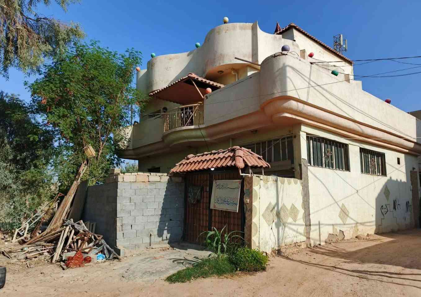 بيت للبيع تجاري 100 متر السعر 100 مليون طابقين 4 غرف نوم واستقبال وصاله ومطبخ وصحيات بناء طابوق صب مسلح سند 25 إقرار محكمه الشراء من صاحب الأرض مباشرتا العنوان حي الإمامين مقابل حي العباس عمود 17 والطريق الثاني شارع بشرى عاشور البويبات عمود 20 والطريق الثالث شارع الودي مباشرتا على البزل تجاري ركن على فرعين والبزل عن قريب يتغلف للاتصال ***********
