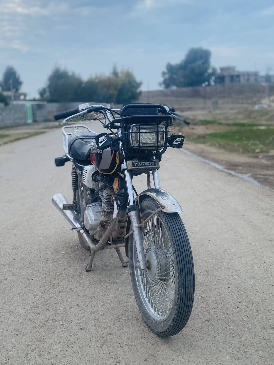 سلام عليكم تايكر للبيع 2020محرك فول معمر مره وحده بس بستم تحريكه ومعدل نار محرك لونين تجي تاخذو ترايك للموصل نضافه فولل الاستفسار التصال ***********
