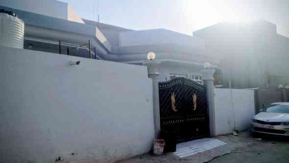 بيت للبيع موقع مميز مقابيل مدرسه معادن الحكمه 200متر السعر 115صاله 8متر استقبال 8مترغرفه5*4 مطبغ 5*4صحيات داخليه خارجي اي استفسار ***********واتساب
