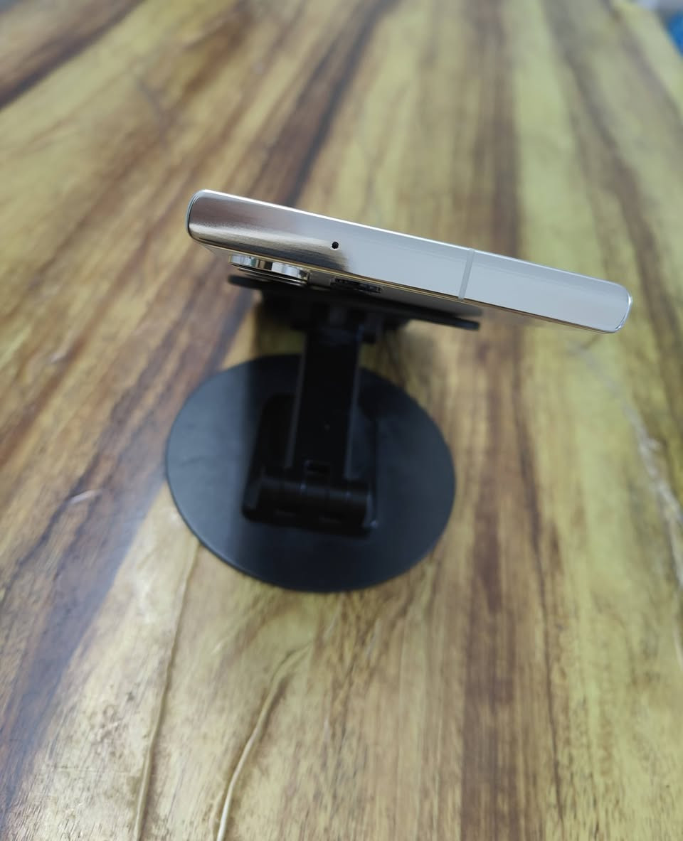 اس 23 الترا امريكي ذاكرة 256 لون ابيض 
نظافة 100% بدون اي شخط مستبدل ظهر بس 
يشغل شريحة عادية وشريحة الكترونية 
سعر 640 نهايته بدون مراوس 
***********
