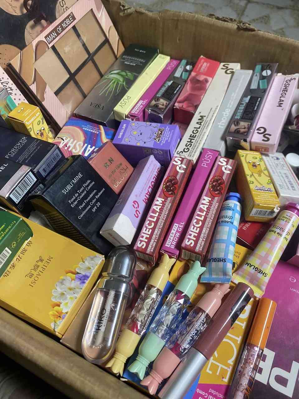 كارتونه كولها منتجات شي كلام وشانيل وديور وكيكو وميبيلين
وعطور وعنايه كوريه سعرها 200 بيها اكثر من 90 قطعة


**إذا كنت صاحب هذا الإعلان وتريد حذفه لأي سبب، رجاءا أرسل رسالة إلى الدعم الفني**