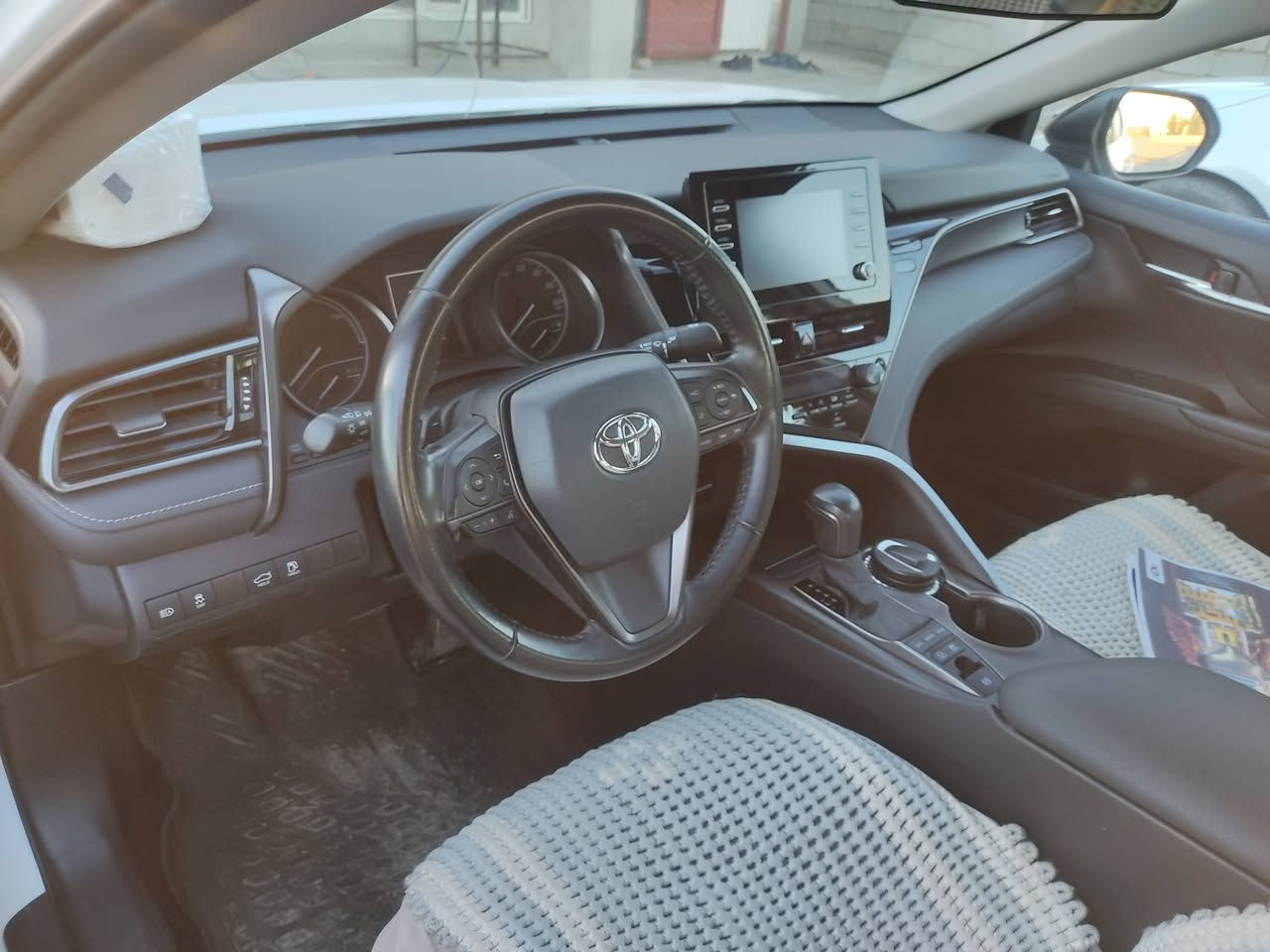 السلام عليكم 
للبيع 
كامري موديل 2023 وارد امريكي هايبرد مواصفات SE رقم كركوك دولي باسم البايع شرط التحويل والوكاله 
بصمه تشغيل عن بعد 
ماشيه 124 ألف 
بيها صبغ بالصندوق وشويه بالچاملق الخلفي مال السكن قطعتين 
قطعها بلادي كلها 
صور الشاصي مرفق بالمنشور 
السعر 210 وبيها مجال 
للاستفسار الاتصال على الرقم التالي 
‏‪0781 426 9470‬‏
