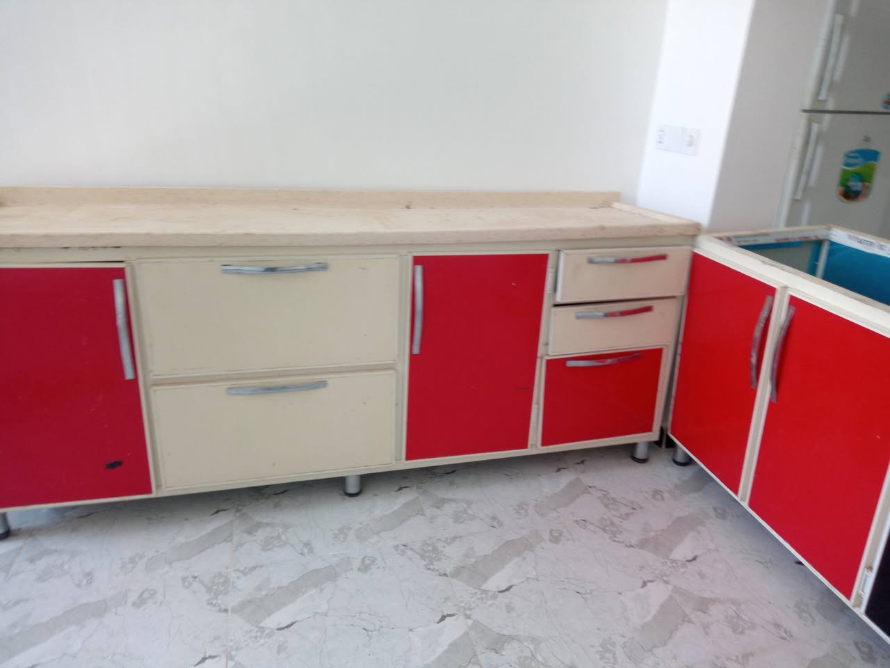 للبيع كاونتر مترين ونص وسنك متر ونص ٣٥٠ وبي مجال ***********
