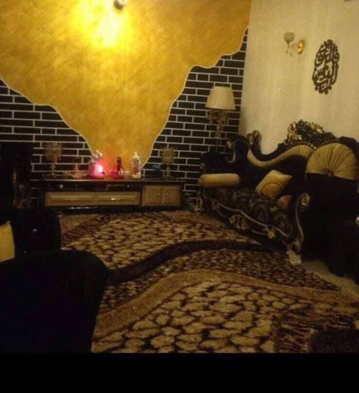 عقار للبيع في منطقه الشرطه الرابعه طابو صرف واجهه 7 نزال 20  المساحة 140 متر يحتوي على مدخلين وطرمه وحديقه وصحيات خارجيه وداخليه واستقبال وحولي ومطبخ حار وبارد وغرفتين فوك وسطحين عارضي بسعر كاع 165 مليون للاستفسار أكثر الاتصال ع رقم *********** مكانه بضبط الفرع المقابل معهد العلى التعليمي ثاني بيت بداية الفرع
