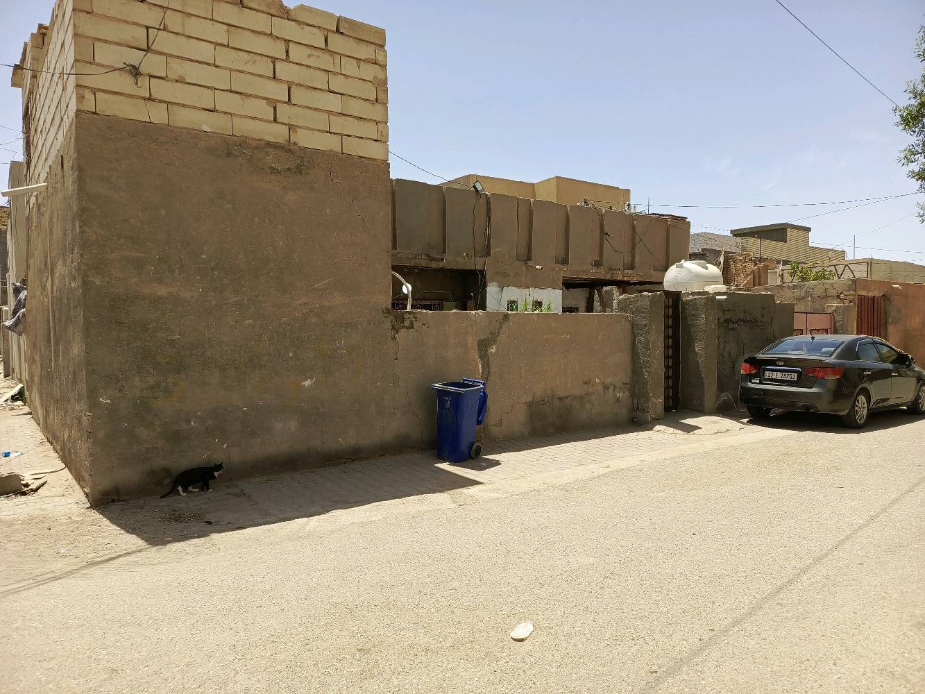 عقار سكني في كربلاء المقدسة حي العامل المنطقه الاخيره  يبعد عن مول الباقر 500م
الدار ركن المساحه 341 واجه 16ونص ونزال 21م 
يحتوي على 2مشتملات جانبيه 50م كما يحتوي على بوابه دخول سيارات وباب صغيره وحديقه +2غرف نوم واستقبال وهول وصاله كبيره ومطبخ حار وبارد حمامات دخلي وخارجي 
العقار ((طابو صرف)) بأسمي مباشر نوع البناء قديم يباع قطعه ارض 
السعر 230مليون 
للتواصل ***********