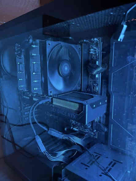 للبيعpc
-GPU:RTX5070 GIGABYTE 
-CPU:RAYZN 7 7700
-M.B:X870 Gaming Gigabit 
-M.2:4T Samsung 990 pro
-RAM:32G LAXER 5600red
-COOLER:Deepcool AG620
-P.S:THERMAL RIGHT 750W GOLD 
-UPS:FALCON 3000mA
-MONITOR:SAMSUNG IPS 2K 180HZ 27inch
-CASE:cooler master H500 ARGB
اكسسوارات 
1-HYPERX CLAUD III 3
2-KEYBOARD RED DRAGON 
3-Logitech G402
4-جويستك اكسب بوكس أصيله 
5-ماوس باد

الpc نضيف استخدام شهرين الكراتين وصولات الضمان كله موجوده.

العنوان:بغداد-البلديات.
***********
السعر خاص
