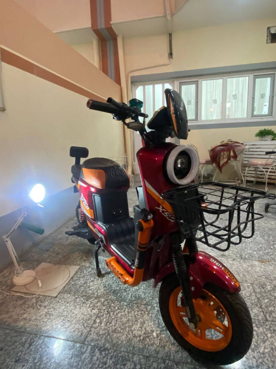 السلام عليكم
دراجة X900 بحاله ممتازه

1-60 volt تقريبا و تزيد و تنقص بس هيه بين ٥٥-٦٥

2-سرعتها ١٠٩ وهمي،الحقيقي تقريبا ٦٠

‎3- ٤ نمر

4- 5بطاريات 32

5-وياها شاحنه

6-و مفتاحين و بصمه و بيها بصمه ثانيه بس ما تشغل تكدر تصلحها 

7-بيها جم بلاستيك مكسور 

8.بريكاتها مو واير ،دهن و قويات 

10-بيها مثبت سرعه و ضواها قوي

11-حجمها ١٦

 

14-بيها نضام بك

15-سعرها 400وبيه مجال مكان دراجه بصره قبله
***********واتساب
