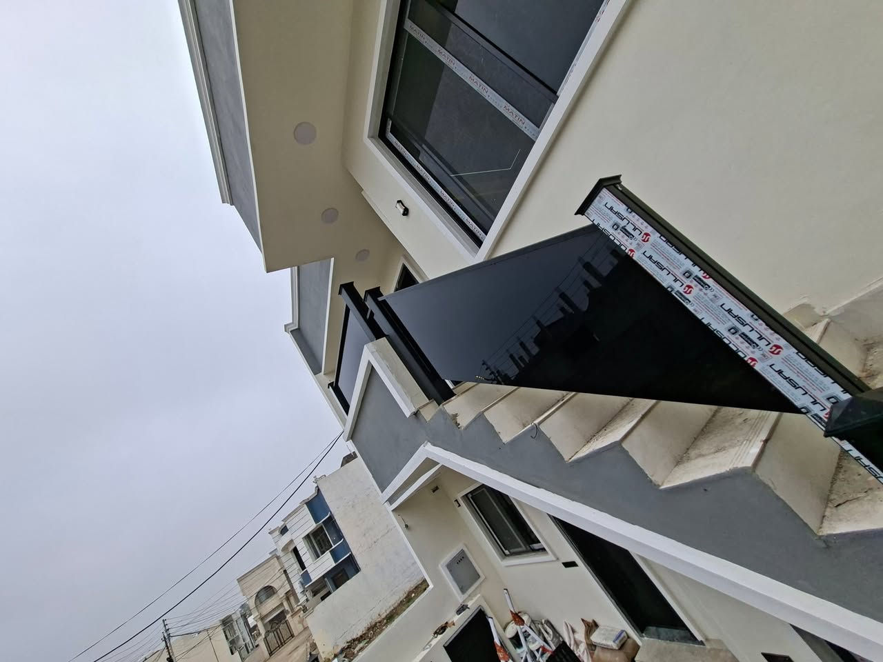 يسعد مسائكم متابعينا وزبائنا الكرام ⚘⚘⚘
نقدم لكم محجر زجاج مقسى سكيورتي مع المنيوم   
للاستفسار مراسله الصفحه 
او الاتصال ع رقم 
  ***********
