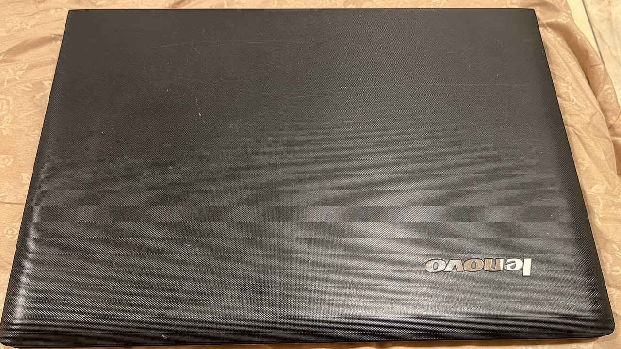 السلام عليكم لابتوب لينوفو نضيف جدا
مال كارتونه مو باله و لا اوبن بوكس لابتوب اصلي 
بيهه بس بقعه سوده صغيره بالشاشه موضحه بالصور حاسبه اي عطل ما بيهه 
بطاريته ممتازه ساعات عمل 
رام 8 
هادري 256 hhd 
الحاسبه سلرون انتل 
عليهه وندوز 10 اصلي فعال 
سيدي شغال 

سعرهه 100 و بيهه مجال 
مكاني جميله شارع خير الله 
رقمي ***********
