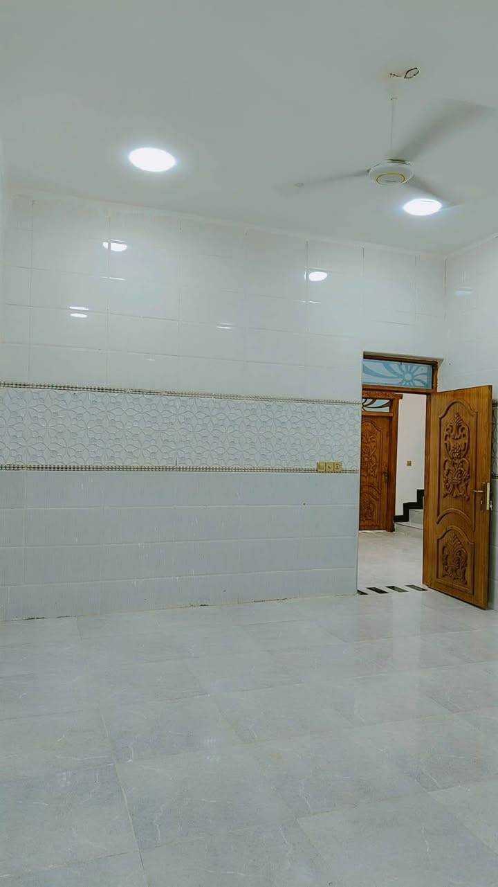 يتوفر لدينا بيت للبيع في أبي الخصيب حمدان يقع في سوق حمدان مساحه البيت 200مترطابو زراعي عراقي راعي الأرض عراقي موجود سند 25 يحتوي على 2غرف منام اوصاله اوديوان ومطبخ وكراج بناء جديد شغل درجة والى جميع الخدمات منطقه ممتكامله شارع 8متر قريب من مدرس اوقريب على شارع رئيسي مال أبي الخصيب السايدين الجو بيت جاهز من كلاشي سعره 135وقابل للتفاوض إلا ستفسار رقم الهاتف فقط ***********
