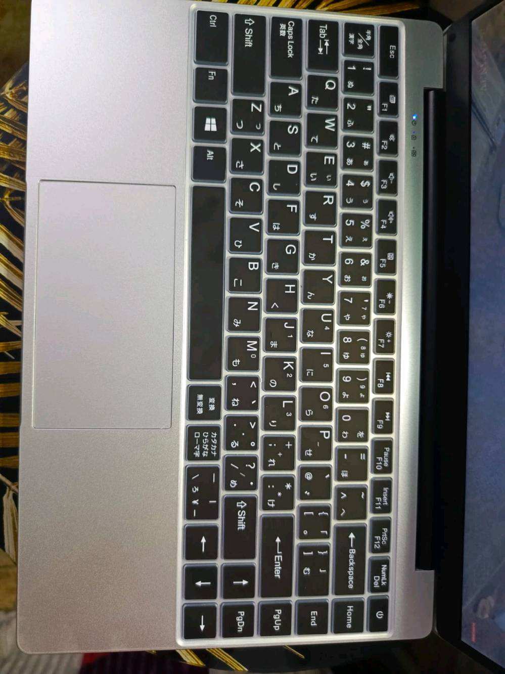 اخوان هذا اللابتوب ياباني مدري صيني المهم جديد بالكارتونة ما مستعمل مثل ما موضح بالصورة نظامه والذاكرة مالته يفيد الناس اللي يحبون يباعون انمي مسلسلات افلام برامج اوفيس وورد باوربوينت والجودة مالته تخبل يشغل 4k كيبورد انكليزي وياباني  ما يفيد للألعاب والتصميم وياه الشاحن مالته الاصلي وماوس الشراي يدخل خاص وسعره ١٤٠ الف
