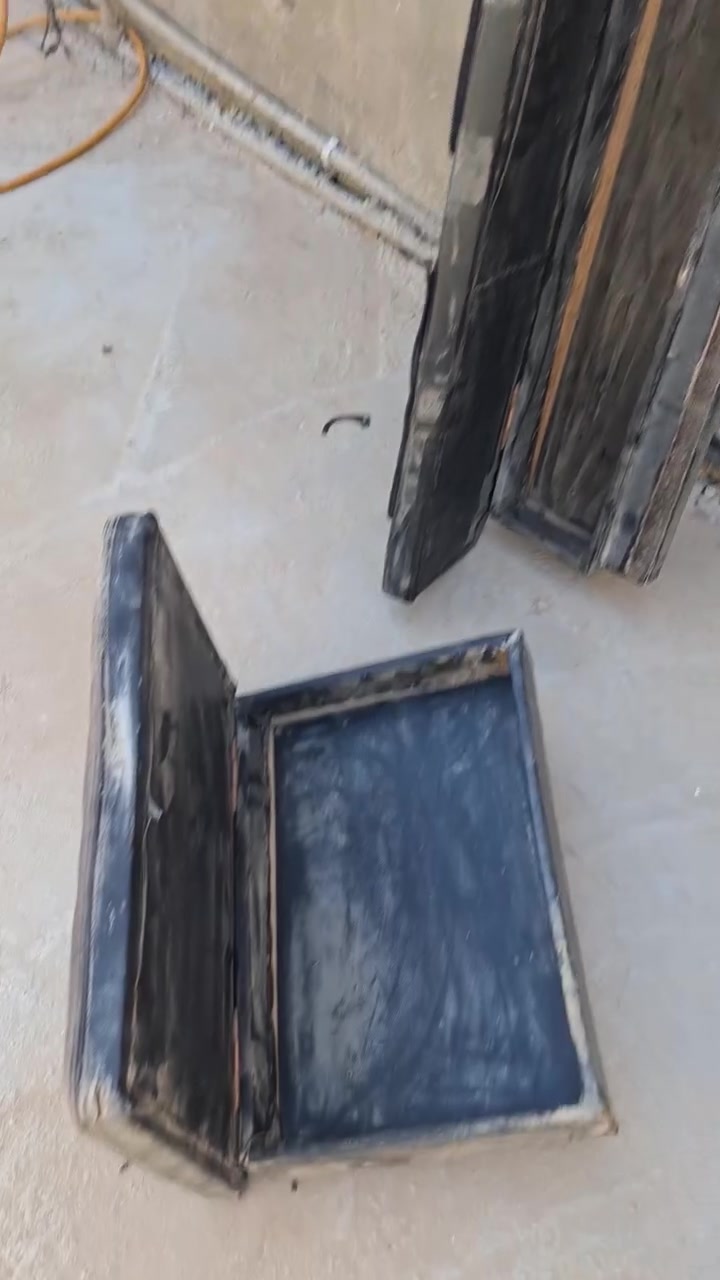 السلام عليكم صندق عده مال كيا على شكل جربايه للبيع العنوان بابل السياحي للتواصل على الرقم ***********
