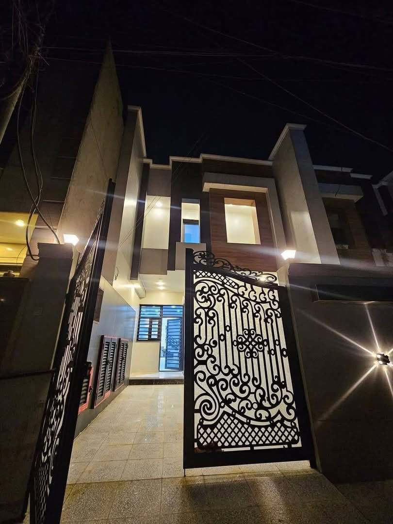 #حمورابي_لوساطة_العقار 🌹
بيت للبيع ١٥٠ متر في حي الجهاد
منطقه الظباط شارع ١٥ 
واجهه ٦ ونزال ٢٥ 
يحتوي البيت على ٤ غرف نوم وصاله ومطبخ وخدمات عدد ٣ 
علما ان الارضيه تصفير الواح 
والشبابيك ألمنيوم 
علما ان البناء منفصل غير مشترك  
علما توفر بيت واحد فقط 🤗
للاستفسار اتصل على هذه الارقام 
*********** مكتب حمورابي لوساطة العقار.
