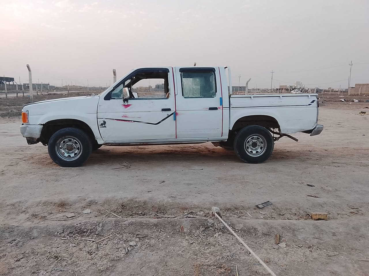 نيسان موديل 92 رقم ميسان ألماني أسوي وكاله 
شاصي شرط الفحص محرك وكير ونجي كير اوتوماتيك شرط النظافه حداديه فول كهربائيات كلها شغاله اشاير بك لايت دشبول كله شغال 
نقصها بس جامه اماميه 
سعر 22
عنوان ناصرية داخل المركز 
***********
